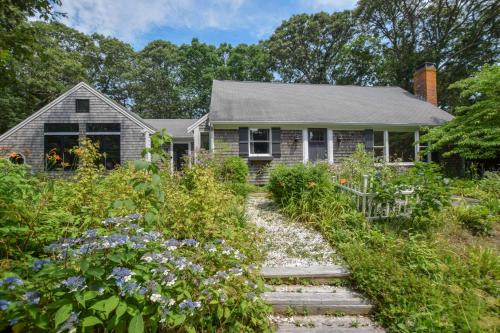 Eastham House | 5 Min drive to National Seashore beaches and private backyard