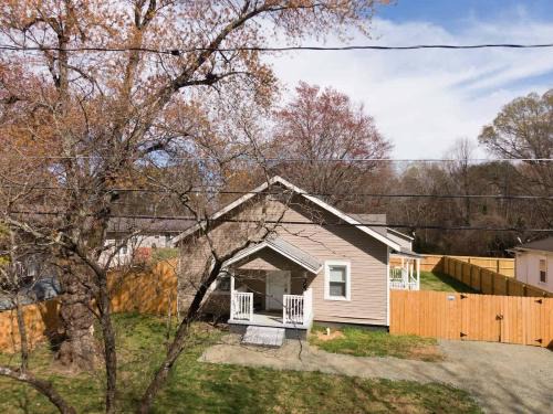 Burlington House | 5 Min to Elon - In Unit Washer and Dryer - Fast Wi-Fi