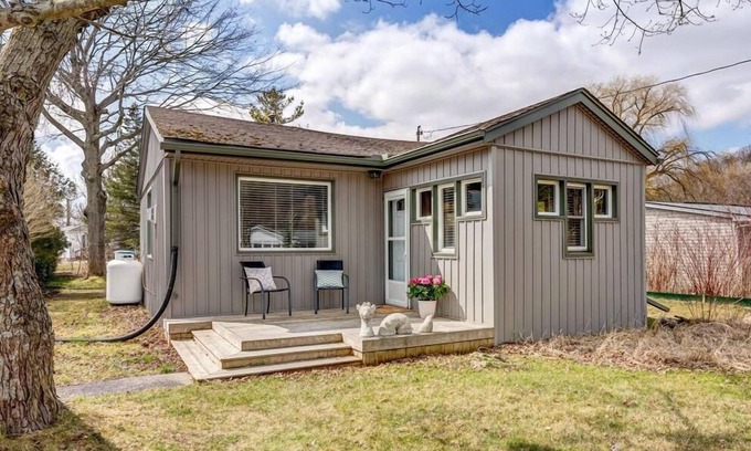 Turkey Point Cottage | 5 min to the beach! Sun filled cottage in Turkey Point