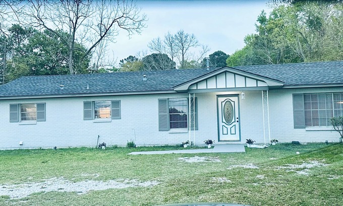 Saint Elmo House | 5 mins from I-10 ,4 bedrooms and very spacious private 2400 sq ft home.