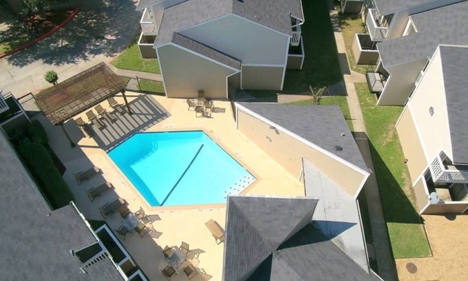 Humble Apartment | 5 Mins From IAH Remodeled/ FamilyApt/ Free Parking & Wifi