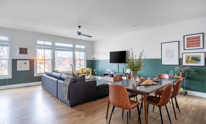 Buena Vista Apartment | 5 Mins to Broadway/DT | 4BR + Garage | Monroe