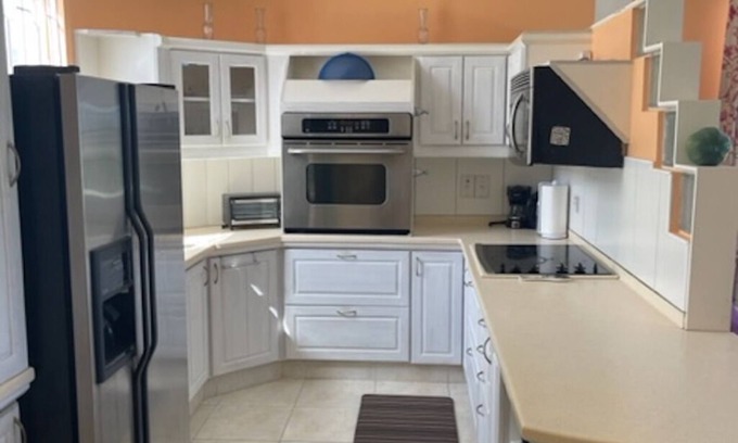 Saint Martins Cottage | 5 minutes from airport!