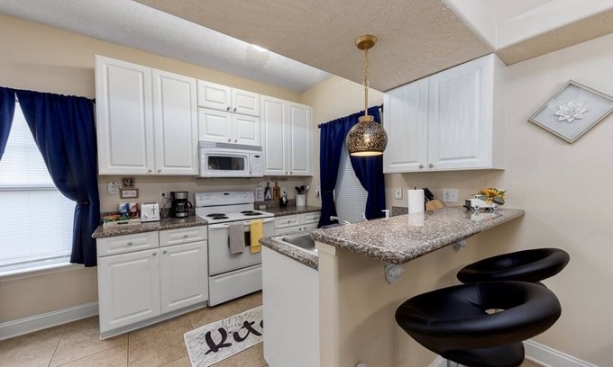 New Bern House | 5 minutes to Cherry point! Family-sized townhouse with fireplace & balcony