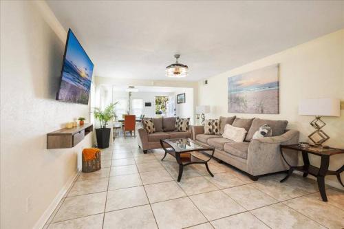 Seabreeze Historic District House | 5 minutes walk to beach 4BR/2baths