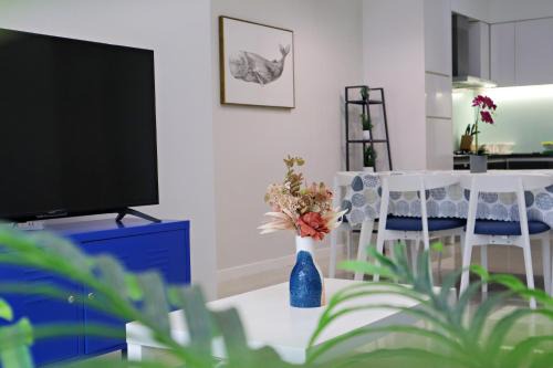 Petaling Jaya Apartment | 5 pax Santorini Colour Themed Suite at Paradigm Mall,PJ