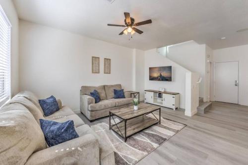 North Las Vegas House | 5 queen beds/Free Streaming/Wi-Fi/Tv's/Coffee