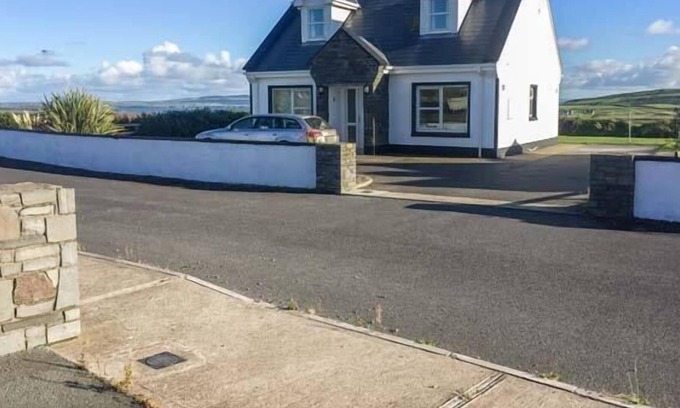 Carrigaholt Cottage | 5 RINEVILLA VIEW, pet friendly, with open fire in Cross, County Clare