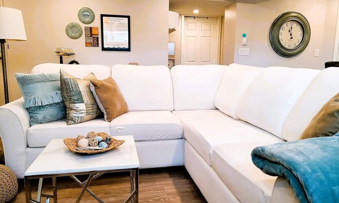 Glenmore House | 5⭐️Sparkling Clean⭐️Licensed|Peaceful|Bright|Private & minutes to downtown