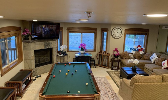 Mammoth Lakes House | 5 Star + LUXURY + 2500 Sqft + 3 Bedroom + Walk to CANYON Chairlifts + Sleep 8