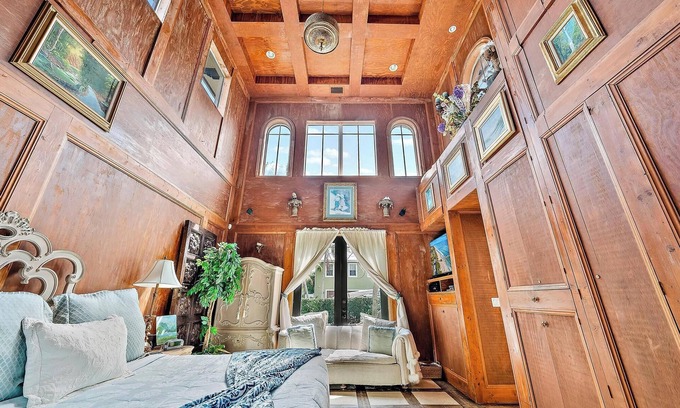 Southside House | 5 Star Luxury Private Pool Home min to Beaches & attractions Waterfront COM