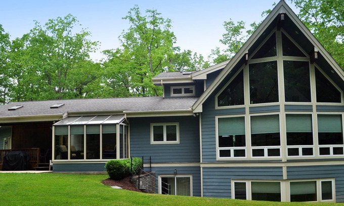 Blakeslee House | 5 STAR OWNER Managed, Lake Xcess, dock, Pool, Pickle-ball, Home Theater, firepit