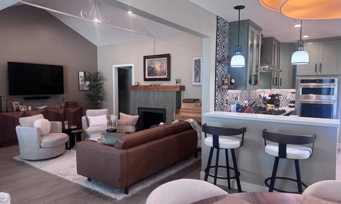 Studio City House | 5 Star Retreat - Cozy & contemporary getaway in Studio City - Guests Love!