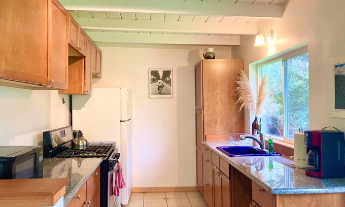 Mendocino Cottage | 50+ acre Nature Preserve with Ponds & Meadows: Azul Cottage Retreat