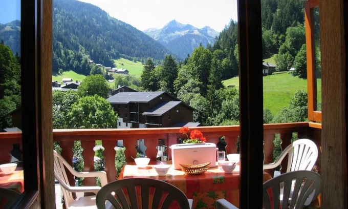 Areches Apartment | 50m from resort center, 2nd floor, swimming pool, parking, tv, 28m², Arêches-Beaufort