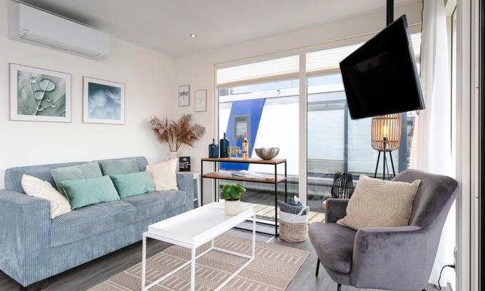 Maasbommel Boat Rental | 54 m² Houseboat ∙ 2 bedrooms ∙ 4 guests