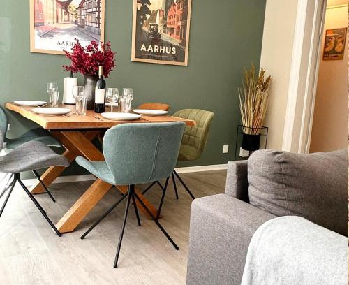 Vesterbro Apartment | 59m2 Aarhus Lejlighed i Gadeplan med Parkering lige udenfor