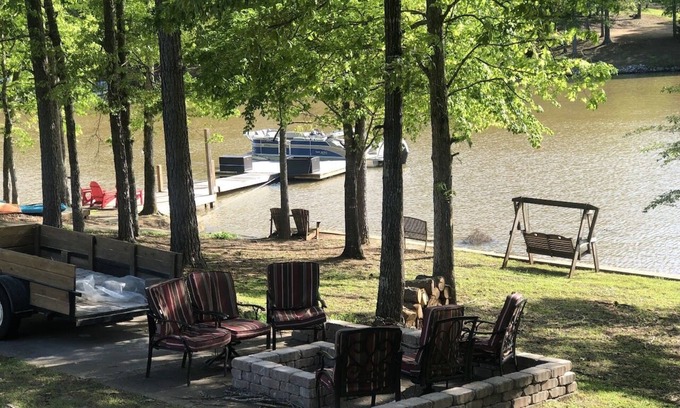 Wedowee House | 5bd/2ba lakefront home with dock, close to town