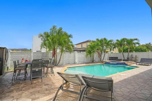 Miami Lakes House | 5BD, 5BA, Tropical Oasis, Pool, Patio and Fun