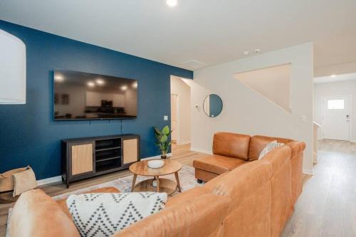 Wilmington House | 5BR 3B, Sleeps 13, Pet Friendly, Garage - Blue