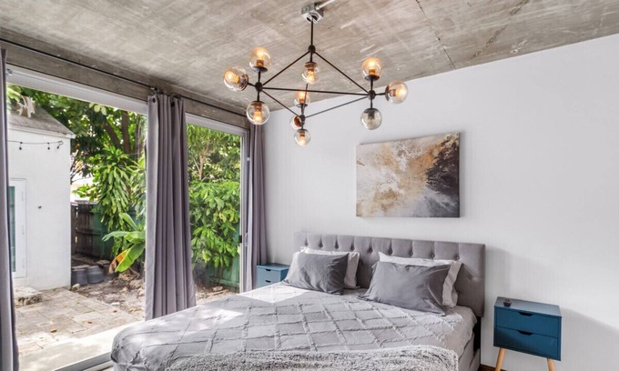 The Roads House | 5BR Brickell Bungalow | BBQ |Free Parking|Pet Friendly