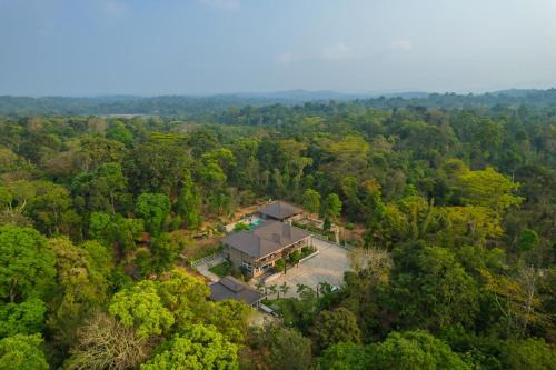 Virajpet Villa | 5BR Coffee & Mist Luxury Villa-High Speed Wifi- Comp Breakfast, Pvt Pool, and Coffee Estate Virajpet