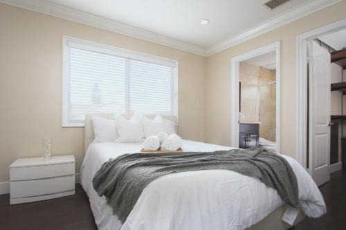 Santa Ana House | 5BR Large Home Not heated POOL- Disneyland, Beaches