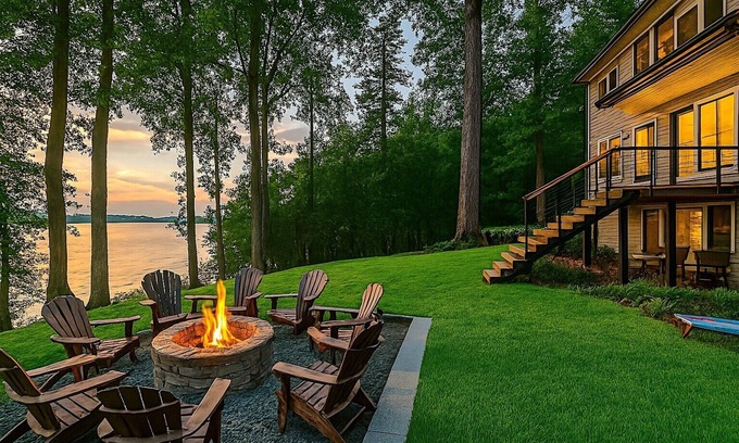Macon House | 5BR Luxe Lakefront: Spa, Kayaks, Pickleball, Dock