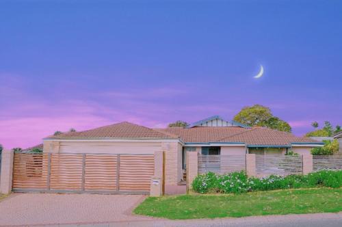 Landsdale House | 5BR Serene Retreat - Park & Poolside