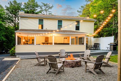 Briar Crest Woods Villa | 5mi to Big Boulder Hot tub Patio Firepit Fast WiFi