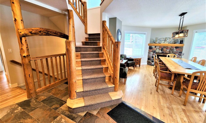 East Kootenay House | 6 BDR | 360 Views ! | A/C | Sauna