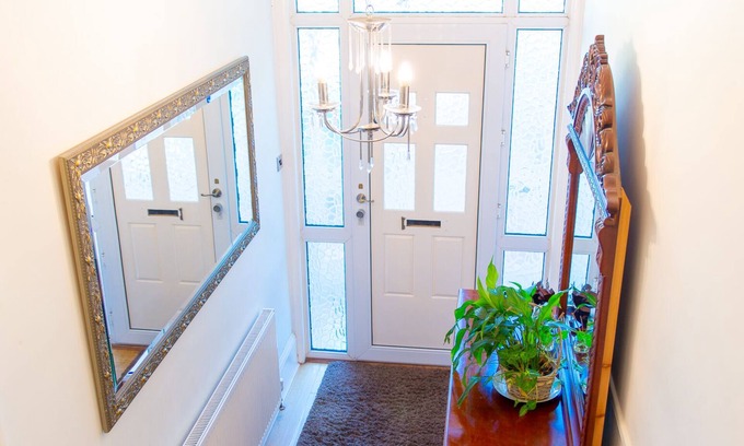 Woodside House | 6 bed house * double driveway * front & rear garden