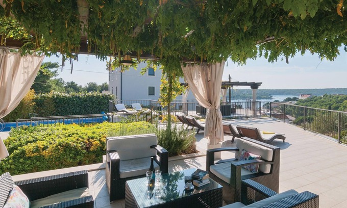 Cove Makarac (Milna) House | 6 bedroom accommodation in Milna