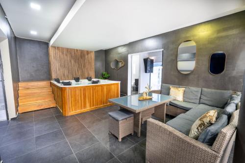 Zona Rosa Apartment | 6 bedroom and Jacuzzi 1 block from LLeras P6