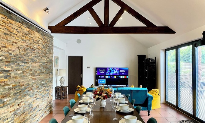 Ascot House | 6 Bedroom Bungalow Prime Location Near Ascot Racecourse Ample Parking 75" TV