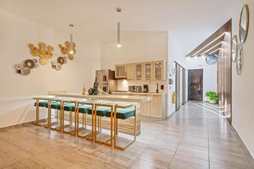 Zona Rosa Apartment | 6 bedroom with Jacuzzi 1 block from LLeras P10