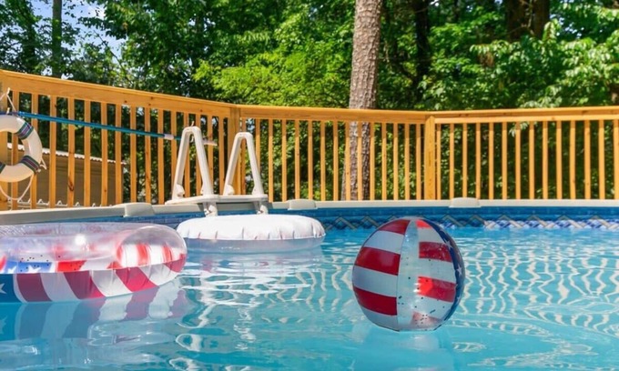 New Castle House | 6 BR & 20 Mins to Downtown! Pool- Monterey Maison