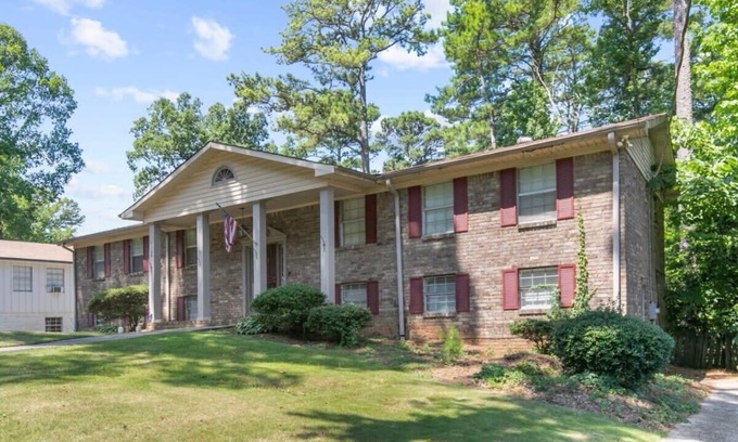 New Castle House | 6 BR & 20 Mins to Downtown! Pool- Monterey Maison