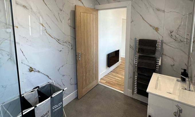Trafford Apartment | 6 Guests/free Parking/old Trafford/20min City