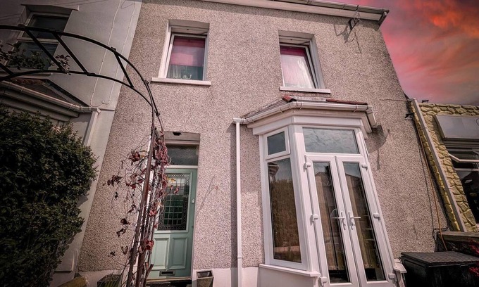 Porthcawl Apartment | 6 Guests-free Public Parking-5 Min to Beach