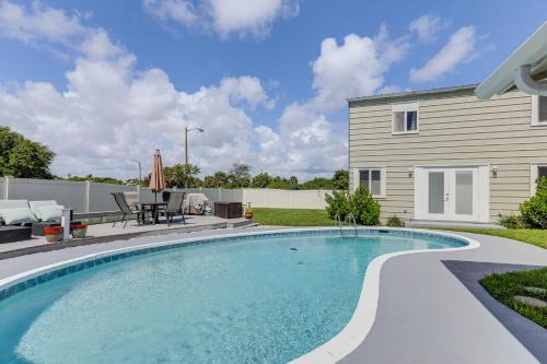 Echo Lake Apartment | 6 Mi to Riviera Beach WPB Retreat with Pool Access!