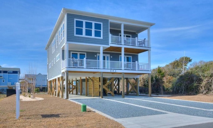 Yaupon Beach House | 6BR/6.5BA House - BRAND NEW, OCEAN VIEWS, POOL, Putting Green, Sleeps 16