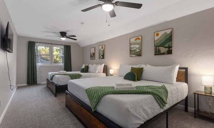 Olathe House | 7 KingsBeds, Spacious, Dogs welcome