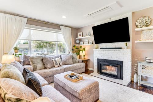 Ellsworth House | 7 Mi to Vancouver Waterfront Sleek Home with Yard!