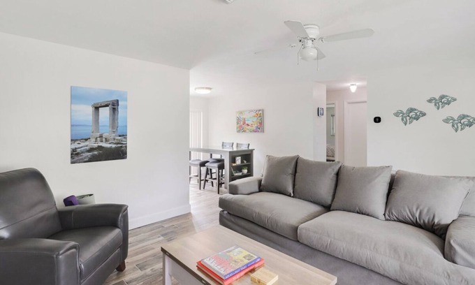 Tequesta House | 7 mins from Beach, 3 bedroom 2 bath house in delightful Jupiter with WiFi, AC.