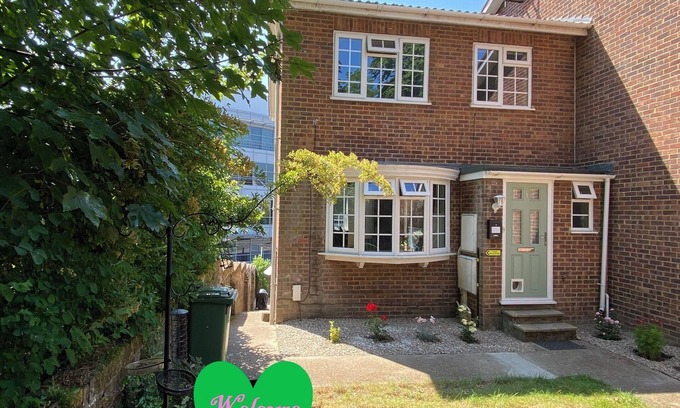 Redhill House | 7 Mins to Gatwick Airport, Easy Commute to London! Comfortable King Size Bed!