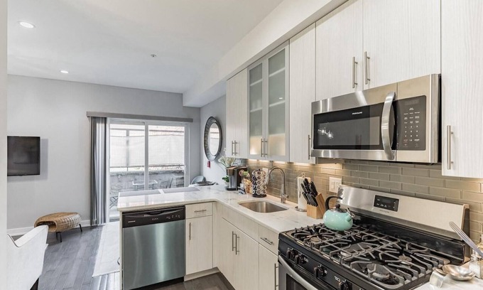 Fairmount Apartment | 755 Capitol - A Exquisite 3 Bedroom Home in Fairmount