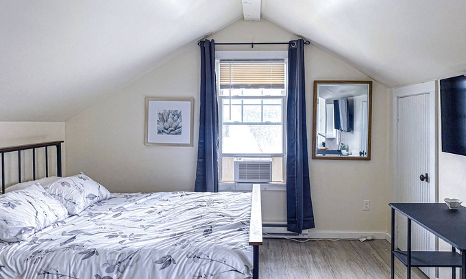 Norwich Apartment | 79-4 spacious studio Walk to backus hospital and downtown