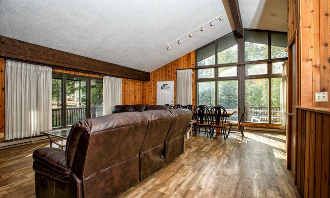 Lazy Acres House | 8 miles from Yellowstone! Fireplace, 2 decks, gas grill, Starlink & Smart TV