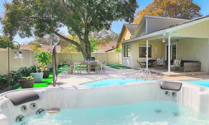 Largo House | 8 min Beach, Hot Tub, Pool & Games @ Snook Haven